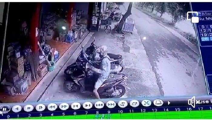 Rekaman CCTV pelaku mencuri ponsel di Ceper Klaten.