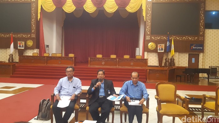 Rektor UNS Jamal Wiwoho saat jumpa pers di Auditorium UNS, Solo, Selasa (28/3/2023).