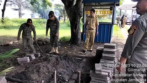 Satpol PP Jembrana membongkar loket tiket online liar di terminal manuver Pelabuhan Gilimanuk, Kecamatan Melaya, Kabupaten Jembrana, Bali, Senin (27/3/2023).