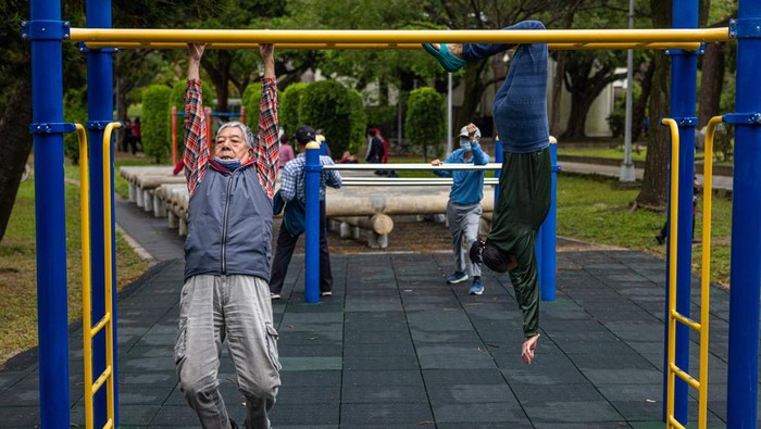 TAIPEI, TAIWAN - MARCH 27: People exercise at a local park on March 27, 2023 in Taipei, Taiwan. Taiwans President Tsai Ing-wen will visit the U.S., as President Biden urged China not to overreact ahead of the visit. (Photo by Annabelle Chih/Getty Images)