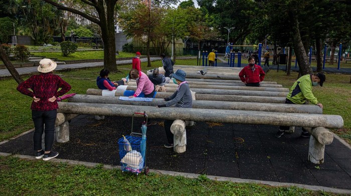 TAIPEI, TAIWAN - MARCH 27: People exercise at a local park on March 27, 2023 in Taipei, Taiwan. Taiwan's President Tsai Ing-wen will visit the U.S., as President Biden urged China not to overreact ahead of the visit. (Photo by Annabelle Chih/Getty Images)