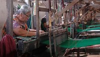 Pekerja melakukan proses menenun kain. Sarung goyor dipasarkan ke berbagai daerah di Indonesia dan negara-negara kawasan Timur Tengah.