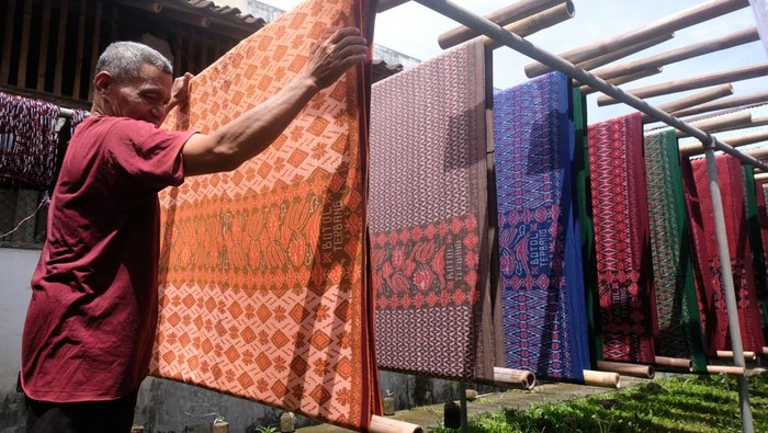 Sempat Terdampak Pandemi, Produksi Sarung Goyor Kini Kembali Normal Pekerja menjemur sarung Goyor di industri sarung menggunakan ATBM (Alat tenun bukan mesin) cap Botol Terbang kelurahan Potrobangsan, Magelang, Jawa Tengah, Selasa (28/3/2023). Menurut perajin saat ini produksi sarung Goyor kembali normal setelah hampir tiga tahun terdampak pandemi COVID-19, dan dipasarkan ke berbagai daerah di Indonesia dan negara-negara kawasan Timur Tengah dengan harga jual Rp700 ribu per lembar. ANTARA FOTO/Anis Efizudin/foc.