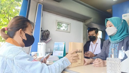 Sofa Nurfadilah saat menukarkan uang tunai di Kas Keliling, Denpasar, Bali, Senin (25/4/2022).