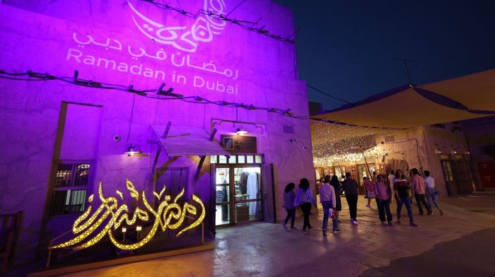 Semarak Ramadan di Kota Al-Seef Dubai People walk past decorations during the Muslim holy fasting month of Ramadan, at Al-Seef in Dubai on March 26, 2023. (Photo by Giuseppe CACACE / AFP) (Photo by GIUSEPPE CACACE/AFP via Getty Images)