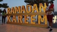Mereka tampak berfoto dengan latar nuansa Ramadan.  