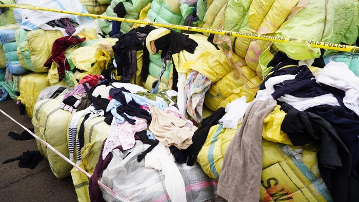 Tanpa Ampun, Mendag Zulhas Bakar Ribuan Bal Baju Bekas Impor Ilegal