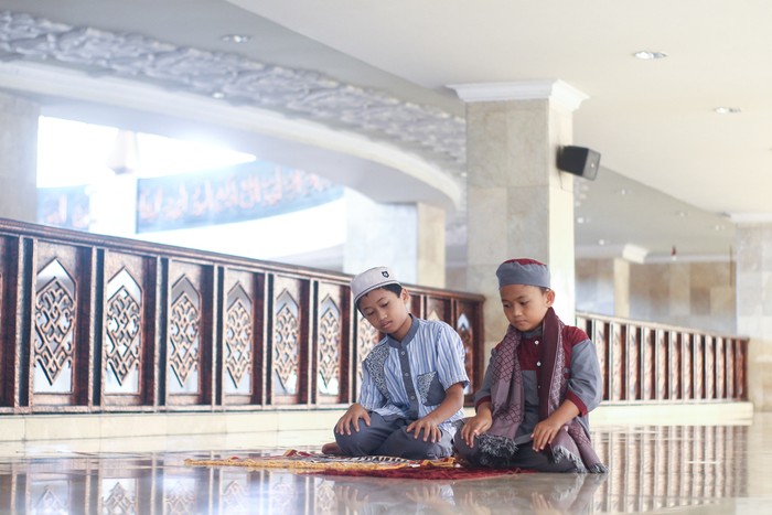 Tata Cara dan Niat Sholat Jamak Takhir Magrib dan Isya untuk Diajarkan pada Anak