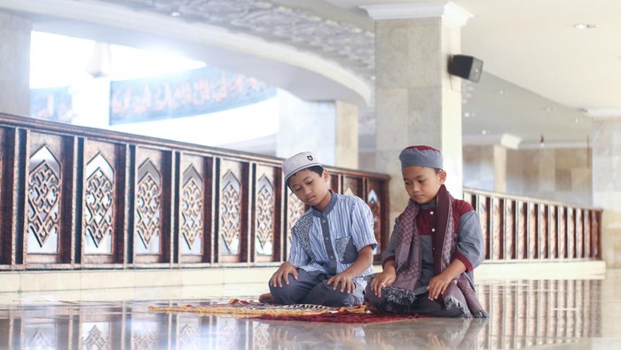Tata Cara dan Niat Sholat Jamak Takhir Magrib dan Isya untuk Diajarkan pada Anak