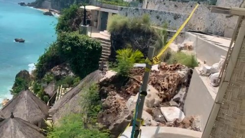 Tebing longsor di tara Pantai Balangan, Jimbaran, Kecamatan Kuta Selatan, Badung.