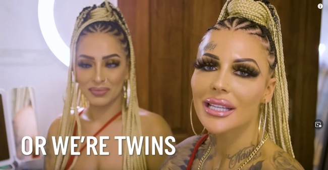 Tak berapa lama Tehmeena akhirnya menemukan Kyrah Johnson, seorang model asal Australia yang sekilas memang sangat mirip dengannya. Mereka sama-sama punya rambut kepang yang dikuncir tinggi, tato, bahkan gaya merias wajah yang serupa. Foto: YouTube Love Dont Judge