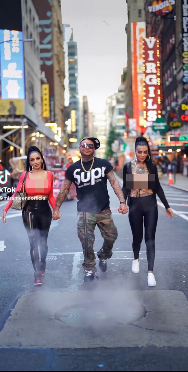 Sejak tahun lalu, Tehmeena telah mencarikan sosok wanita yang cocok untuk menemaninya mendampingi suami. Ia menelusuri media sosial demi menemukan orang yang mirip dengannya dan mau bergabung ke dalam hubungan poligami. Tak dipungkiri bahwa Tehmeena awalnya merasa tidak nyaman.Aku memang merasa insecure ketika kami mencari orang ketiga. Tapi aku tahu itu akan menjaga atensi Bryant tetap di sini. Bisa dibilang aku mencari wanita yang mirip denganku karena Bryant menyukainya, katanya.Foto: YouTube Love Dont Judge