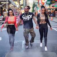 Sejak tahun lalu, Tehmeena telah mencarikan sosok wanita yang cocok untuk menemaninya mendampingi suami. Ia menelusuri media sosial demi menemukan orang yang mirip dengannya dan mau bergabung ke dalam hubungan poligami. Tak dipungkiri bahwa Tehmeena awalnya merasa tidak nyaman.Aku memang merasa insecure ketika kami mencari orang ketiga. Tapi aku tahu itu akan menjaga atensi Bryant tetap di sini. Bisa dibilang aku mencari wanita yang mirip denganku karena Bryant menyukainya, katanya.Foto: YouTube Love Dont Judge