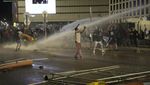 Tembakan Water Cannon Tak Ciutkan Nyali Demonstran di Israel