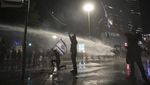 Tembakan Water Cannon Tak Ciutkan Nyali Demonstran di Israel