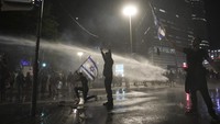 Aksi memprotes reformasi peradilan kontroversial yang terus diupayakan pemerintahan Perdana Menteri (PM) Benjamin Netanyahu itu berlanjut hingga malam.