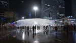 Tembakan Water Cannon Tak Ciutkan Nyali Demonstran di Israel