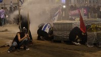 Dalam aksinya, demonstran juga memprotes PM Israel Benjamin Netanyahu yang memecat Menhan Yoav Gallant.