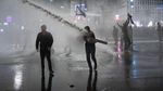 Tembakan Water Cannon Tak Ciutkan Nyali Demonstran di Israel