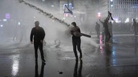 Demonstran ditembaki water cannon saat menggelar aksi di Tel Aviv, Israel, Senin (27/3/2023).