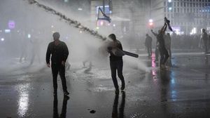 Tembakan Water Cannon Tak Ciutkan Nyali Demonstran di Israel
