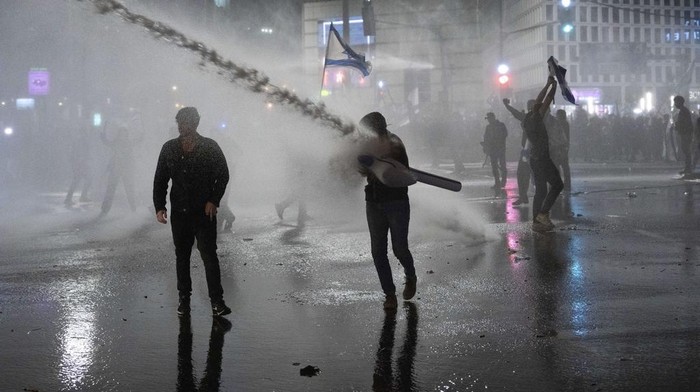 Tembakan Water Cannon Tak Ciutkan Nyali Demonstran di Israel Warga Israel menggelar aksi memprotes reformasi peradilan yang terus diupayakan PM Benjamin Netanyahu. Massa aksi pun tak mundur meski ditembaki water cannon.