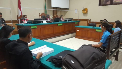 Terdakwa Komang Puja Rasmiasa dan Anak Agung Kade Ratna Sawitri menjalani sidang kasus tindak pidana perdagangan orang (TPPO) dengan agenda pembacaan tuntutan dari JPU di PN Singaraja, Selasa (28/3/2023).