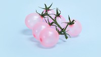 Buah tomat segar, dihias jadi balon berwarna merah muda lengkap dengan batang daun tomat yang terbuat dari bahan kain berwarna hijau. Foto: Instagram @vanessamckeown