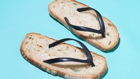 Irisan roti yang telah berjamur ini dibuat menjadi sandal yang unik, dan tentunya membuat kita yang melihatnya menjadi tertawa. Foto: Instagram @vanessamckeown