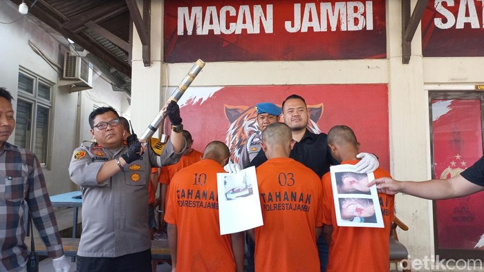 Tiga Remaja ditangkap karena tembakan mainan meriam kaleng yang menyebabkan adanya korban (Foto: Dimas Sanjaya).