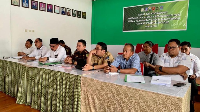 Tim Pakem memeriksa Puang Nene dan 5 orang lainnya di Kantor Kejaksaan Negeri Bone, Sulawesi Selatan.