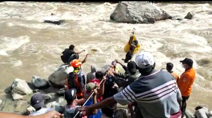 Tim SAR gabungan mengevakuasi korban tenggelam di Sigi, Sulteng.