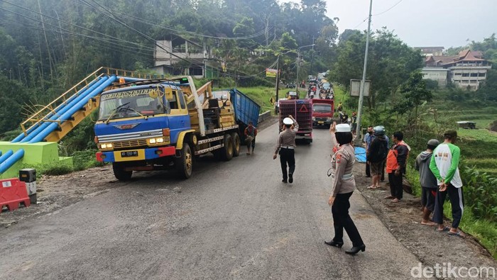 Truk muat tepung dan gula terjun ke jurang di Kota Batu