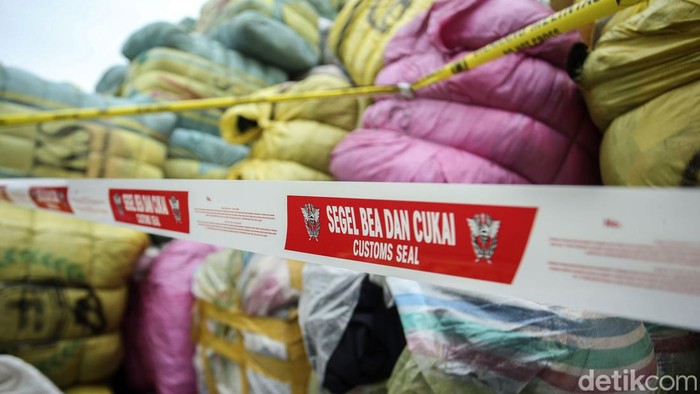 Barang bukti pakaian bekas impor menumpuk di Tempat Penimbunan Pabean (TPP) DJBC, Kawasan Industri Jababeka III, Kab Bekasi, Selasa (28/3/2023).