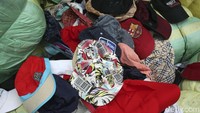 Tidah hanya pakaian, sejumlah topi bekas impot juga berhasil disita.