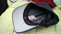 Salah satu topi yang disita dalam operasi pakaian bekas ilegal.