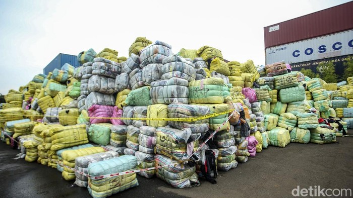 Barang bukti pakaian bekas impor menumpuk di Tempat Penimbunan Pabean (TPP) DJBC, Kawasan Industri Jababeka III, Kab Bekasi, Selasa (28/3/2023).