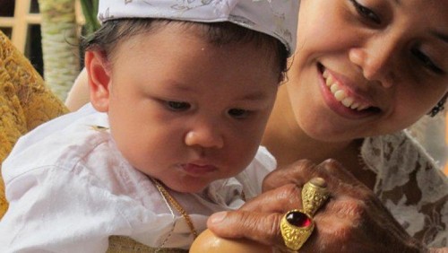Upacara otonan untuk bayi di Bali. (PHDI)