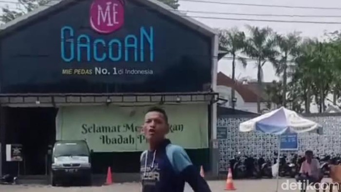 Viral di media sosial video driver ojol mobil dipukul tukang parkir di Jalan Dr Mansyur, Kota Medan. (Foto: Istimewa)