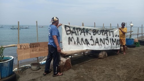 Warga Banjar Pebuahan, Desa Banyubiru, Kecamatan Negara, Kabupaten Jembrana memasang sepanduk untuk menagih janji Bupati Jembrana terkait senderan abrasi, Selasa (28/3/2023).