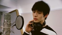Viral Mantan Idol Jualan Bakpao, Stylish Pakai Sunglasses dan Rambut Pirang