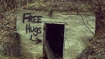 Pelukan gratis, silahkan masuk ke dalam ruang mengerikan ini. Foto: ominous_signs via Bored Panda