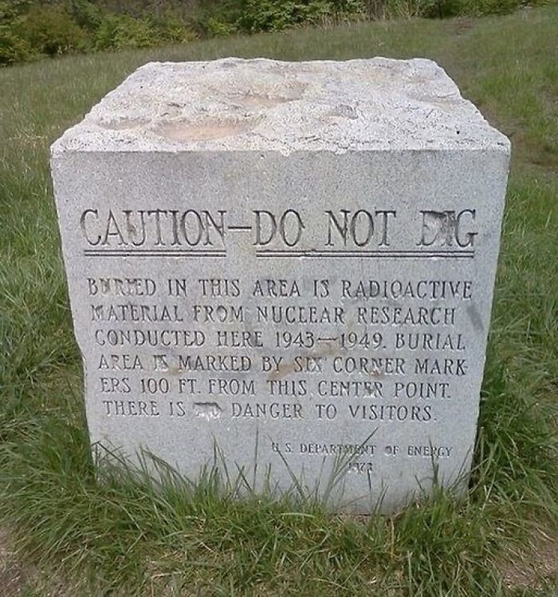 10 Tulisan Misterius dan Mengerikan, Run Bestie, Run!