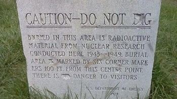 Jangan gali karena ini area radioaktif dari penelitian nuklir yang dilakukan di sini pada 1943-1949. Foto: ominous_signs via Bored Panda