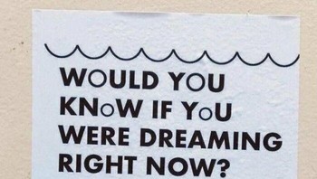 Coba pastikan jam di tangan, lalu lihat ke arah lain dan cek lagi jam tanganmu. Kalau angkanya berbeda, bisa jadi kamu berada di dalam mimpi. Ingat, cek secara berkala. Foto: ominous_signs via Bored Panda