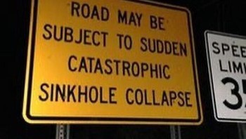 Bahaya sinkhole di area ini bisa terjadi sewaktu-waktu. Mending lewat jalan lain nggak, sih? Foto: ominous_signs via Bored Panda
