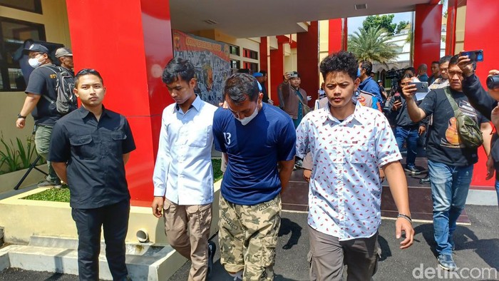 Aditya, pelaku pembacokan terhadap mantan Ketua KY Jaja Ahmad Jayus saat dihadirkan di Mapolresta Bandung, Rabu (29/3/2023).