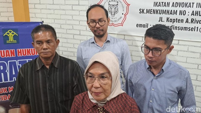 Agus (kiri) didampingi kuasa hukumnya, Titis Rachmawati. (Prima Syahbana/detikSumut)