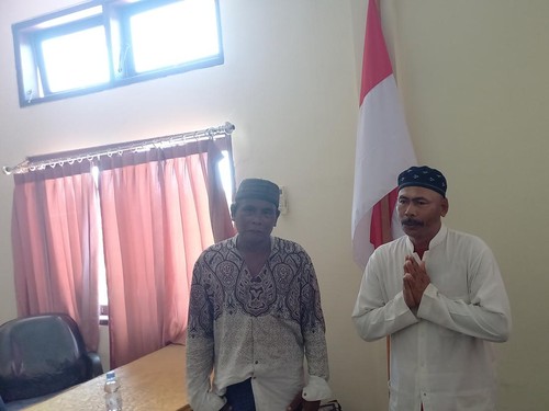 Ahmad Zaini dan Muhamad Rasyad yang nekat rekreasi saat nyepi meminta maaf saat mediasi di Mapolsek Gerokgak, Kamis (23/3/2023). (Made Wijaya Kusuma)