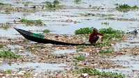 Seorang pemulung mengumpulkan sampah plastik di sungai Citarum, Bandung, Jawa Barat, Selasa (28/3/2023).